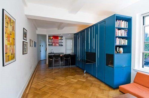 看上去普普通通的一个蓝色的大书柜 ，充其量就是个柜子 吗？其实内含很多玄机，我们一起来发掘吧。　　　　　　　　　 30平米也许只够一间起居室的大小吧。可不要小瞧30平米的房子，它可是麻雀虽小，五脏俱全。小小的家，在营造温馨气氛和潮流时尚之余，也要功能实用和舒适感达到满分。看看蜗居达人是如何打造自己的舒适潮流的袖珍小家的吧。