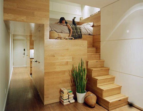 木质楼梯 通向睡房，是属于主人的秘密小空间。加了楼梯之后，房子就像复式家居 ，蜗居里的小复式房间，给人精致、别出心裁的感觉。　　　　　　　　　 30平米也许只够一间起居室的大小吧。可不要小瞧30平米的房子，它可是麻雀虽小，五脏俱全。小小的家，在营造温馨气氛和潮流时尚之余，也要功能实用和舒适感达到满分。看看蜗居达人是如何打造自己的舒适潮流的袖珍小家的吧。 